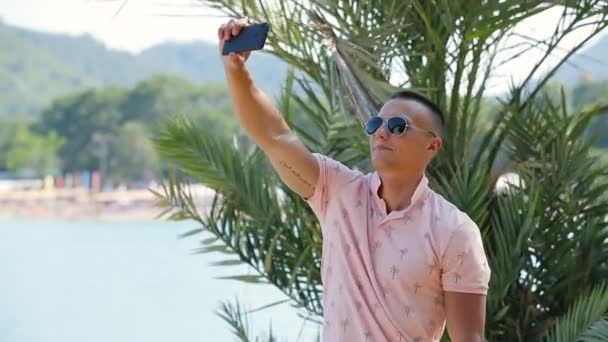 Jeune touriste faire selfie photo à la côte de la mer — Video