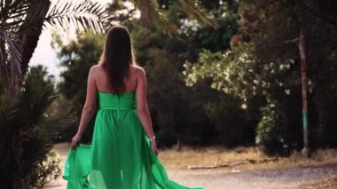 Sahilde yürüyüş ve yeşil elbise poz güzel kadın