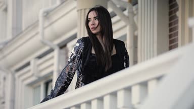 Güzel balkon teras üzerinde yürüyen seksi çekici kadın