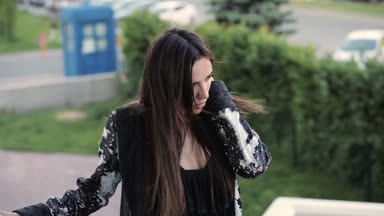 Seksi çekici kadın güzel balkon teras üzerinde yukarı çık