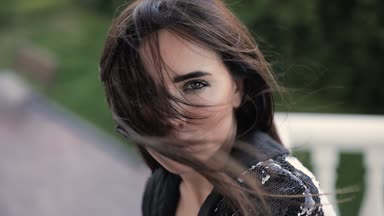 Yüzündeki saçlı seksi çekici kadın, o rüzgar esiyor