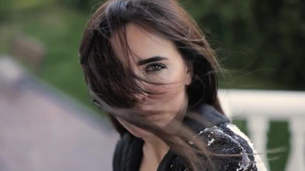 Sexy atraktivní žena s vlasy na obličeji, vítr fouká — Stock video
