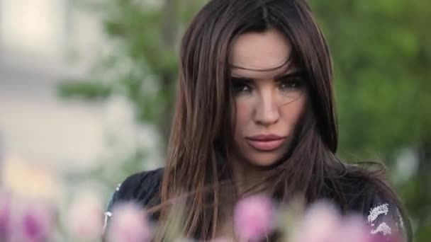 Seksi çekici kadın bahçede güzel çiçekleri kokla — Stok video