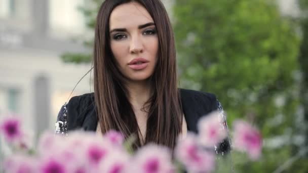 Sexy aantrekkelijke vrouw ruiken mooie bloemen in de tuin — Stockvideo