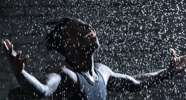 Homme Africain Crie Sous Pluie Nuit Orage Avec Les Mains — Photo