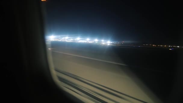 Flugzeug startet über der nächtlichen Stadt, Blick aus Bullauge — Stockvideo