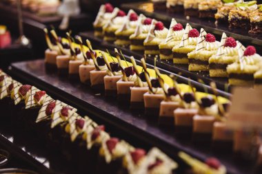 Büfede yemek için farklı tatlı kek