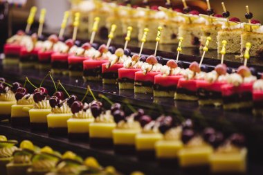 Büfede yemek için farklı tatlı kek