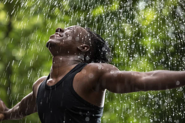 アフリカ人の人が挙手しながら新鮮な夏の雨を楽しむ — ストック写真