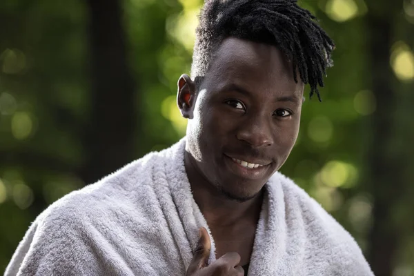 Afrykański Mężczyzna Portret Ręcznik Ramiona Pojęcie Piękna — Zdjęcie stockowe