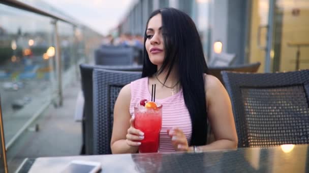 Mujer bebiendo fresco frío cóctel buscando tiempo — Vídeos de Stock