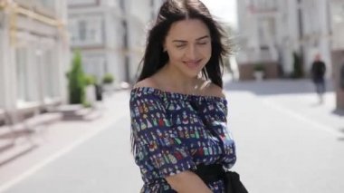 Mutlu gülümseyen kadın şehirde yaz, iyi gün sokak yürüyüş