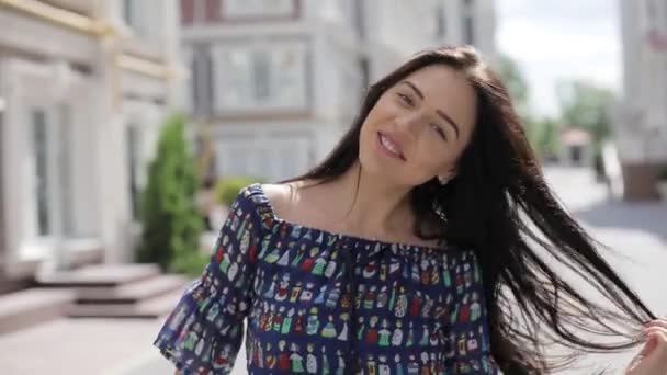 Szczęśliwy uśmiechający się kobieta spaceru w ulicy miasta w lato, piękny dzień — Wideo stockowe