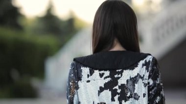 Güzel saçlı kadın yüzü açık çevirmek