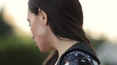 Seksi kadın uzaklara gidecek sokakta, yüz dönüm