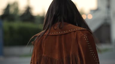 Mutlu kadın çantası ile birlikte yapmak veda hava öpücük