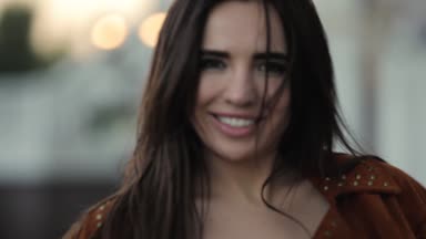 Mutlu cilveli gülümseyen kadın akşam closeup