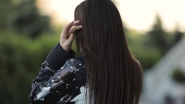 Woman with beautiful face looking back to camera, close up portrait — Stock Video