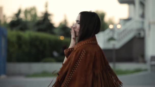 Šťastná žena s případem udělat rozloučení vzdušný polibek — Stock video