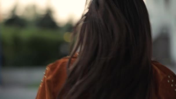 Вид сзади, брюнетка женщина с волосами уходи — стоковое видео