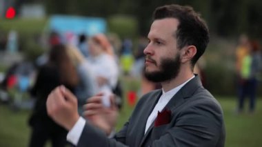 Arka plan üzerinde ciddi emin beyaz adam açık, insan yüz çevirme
