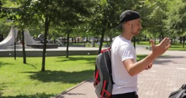 Internet bağımlılığı, her ikisi de kendi smartphones içinde konsantre erkek arkadaş