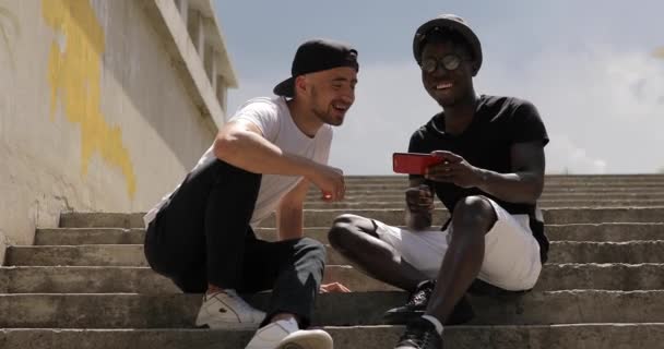 행복 한 남자 친구 보고 사진 스마트폰, 그들은 그것에 대해 얘기 하 고 웃 고 — 비디오