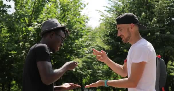Amigos juegan a Rock Paper Scissors juego al aire libre — Vídeos de Stock