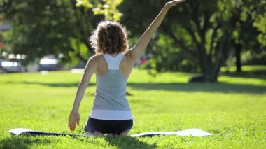 Güzel günde park Yoga egzersiz kadın