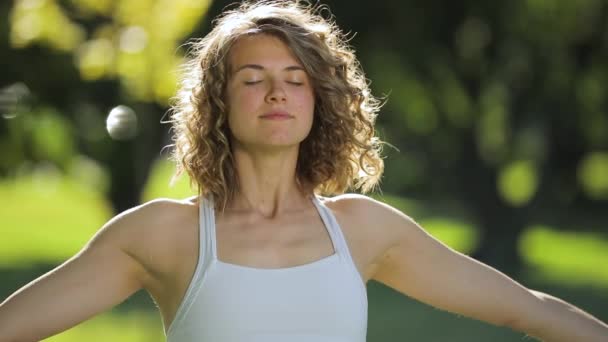 Mulher exercitando ioga no parque no belo dia — Vídeo de Stock