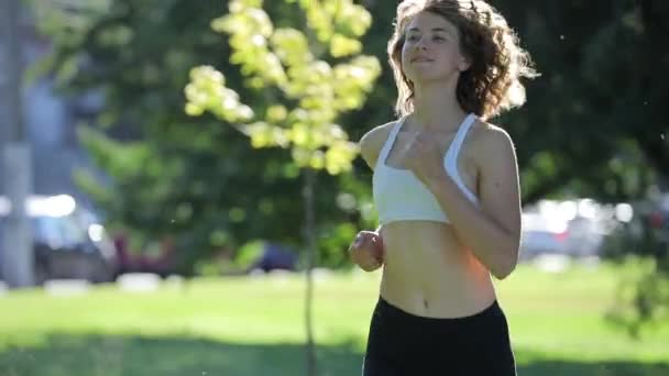 Jeune femme jogging dans le parc, concept de mode de vie sain — Video