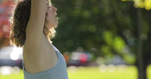 Γυναίκα άσκησης γιόγκα στο πάρκο για την όμορφη μέρα — Αρχείο Βίντεο