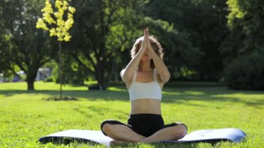 Genç kadın Parkı, sağlıklı yaşam konsepti Yoga egzersiz