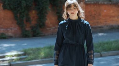 Mutlu kız zevk yaz günü yürüyüş