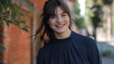 Sevimli kız mutlu portre yaz günü ağır çekimde gülümseyen