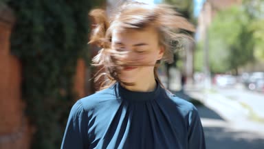 Sevimli mutlu kız saçını yaz gününde savurma gülümseyen