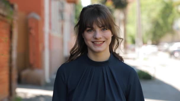 Sorrindo Bonito Menina Feliz Retrato Dia Verão Câmera Lenta — Vídeo de Stock