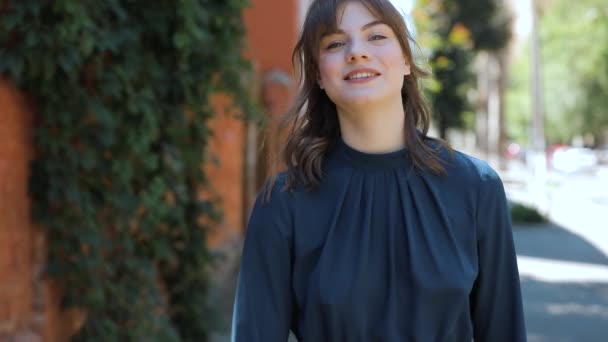 Sorridente ragazza felice camminare godendo giorno d'estate — Video Stock