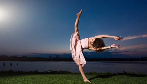 Jovem Bailarina Flexível Vestido Rosa Dançando Contra Céu Noite — Fotografia de Stock