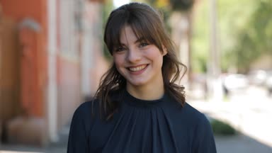 Sevimli kız mutlu portre yaz günü ağır çekimde gülümseyen