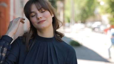 Sevimli kız mutlu portre yaz gün dokunmatik, saçlarını gülümseyen