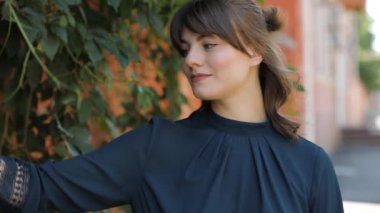 Sevimli kız mutlu portre yaz günü ağır çekimde gülümseyen