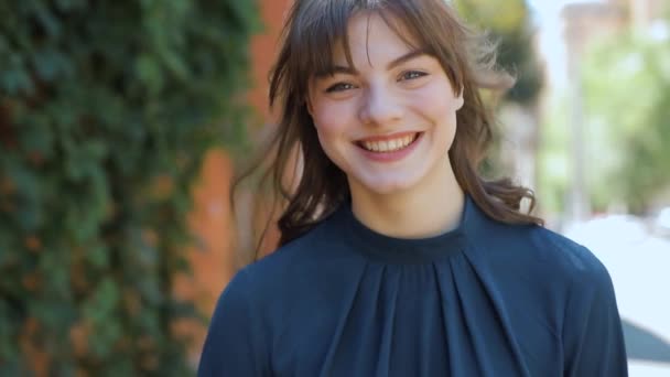 Sorrindo bonito menina feliz retrato no dia de verão em câmera lenta — Vídeo de Stock