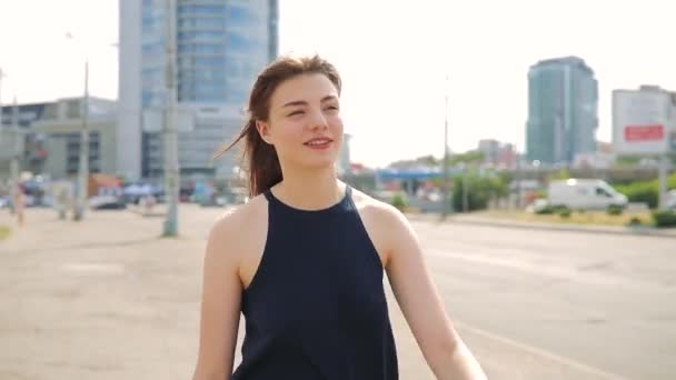 Jonge vrouw lopend en pratend met mij — Stockvideo