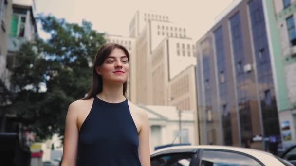 Menina feliz andando na cidade desfrutando do dia de verão — Vídeo de Stock