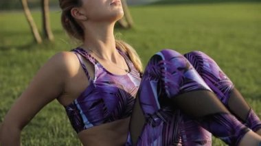 Kadın'ın bahçesinde karın kasları eğitim