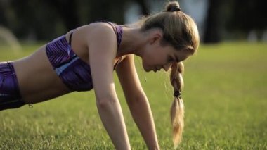Sportif kadın push up, bir doğa eğitimi