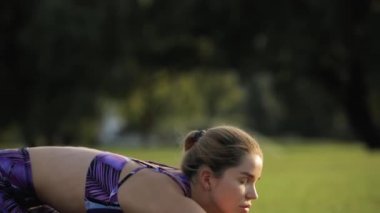 Bir doğa eğitim, kaslar, gevşeme egzersizi germe sportif kadın