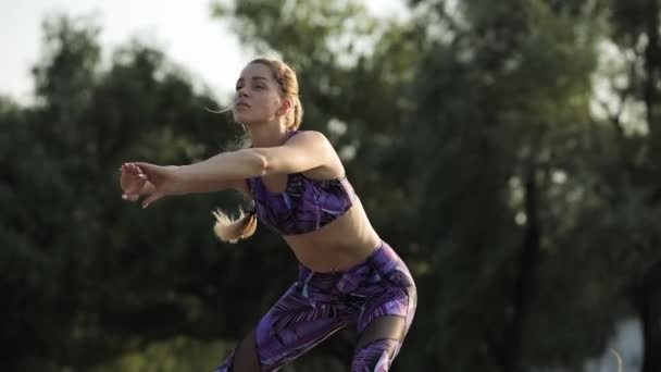 Жінка розтягує ногу, тренує гнучкість — стокове відео
