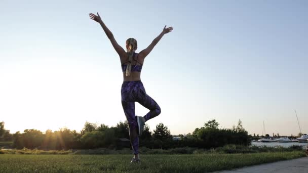 Frau Praktiziert Yoga Freien Bei Sonnenaufgang — Stockvideo